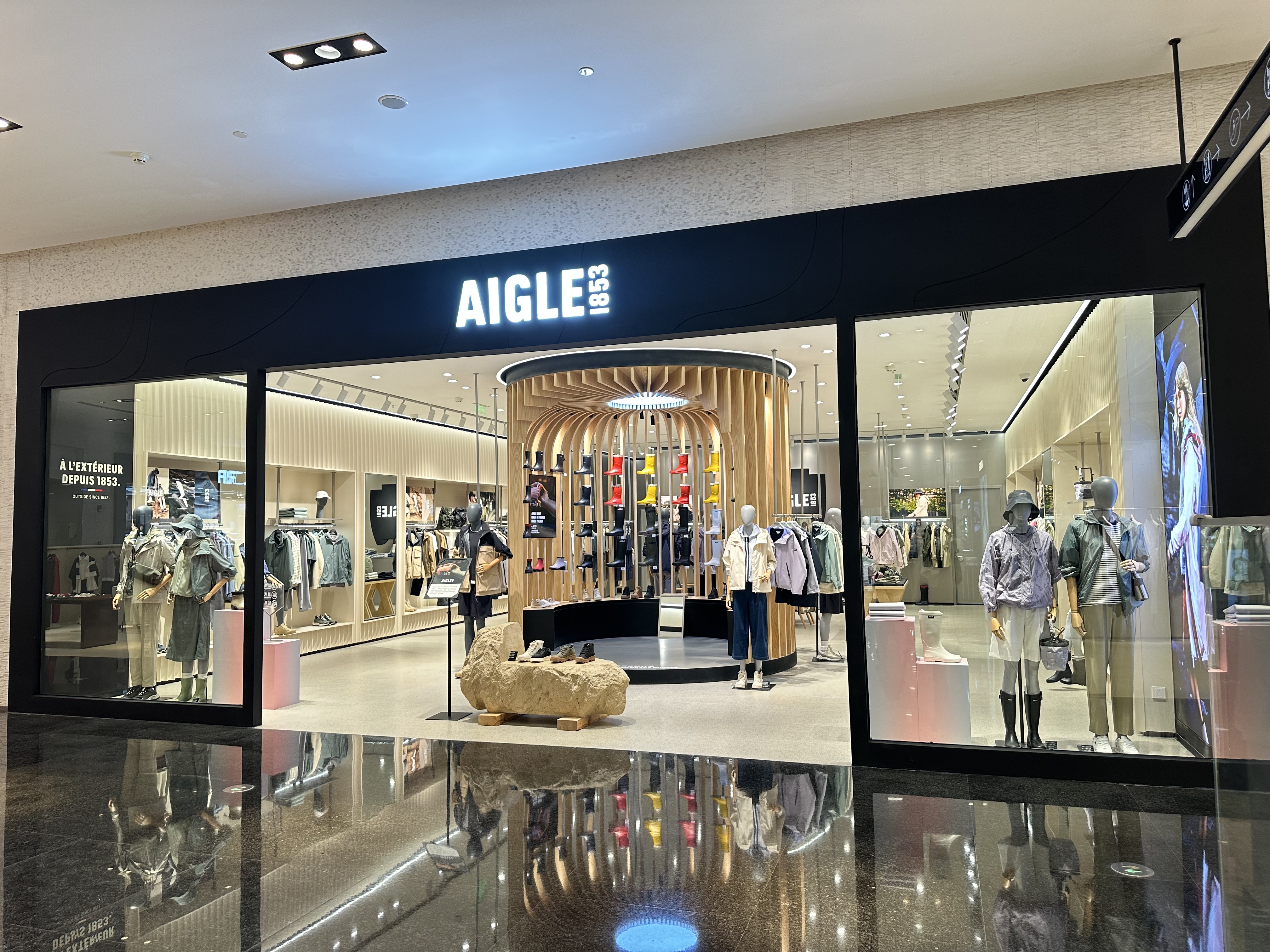 AIGLE 旗艦店の店舗内装